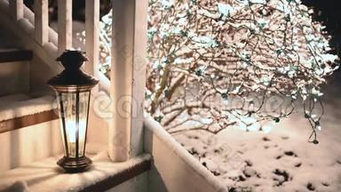 室外的台阶上挂着华丽的金属灯笼，伴随着大雪